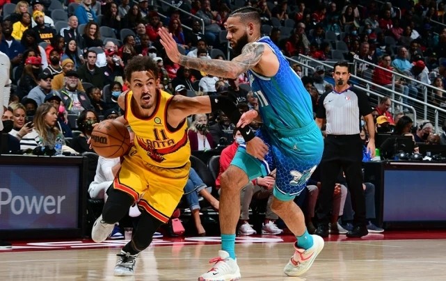  特雷杨52分老鹰加时胜黄蜂  