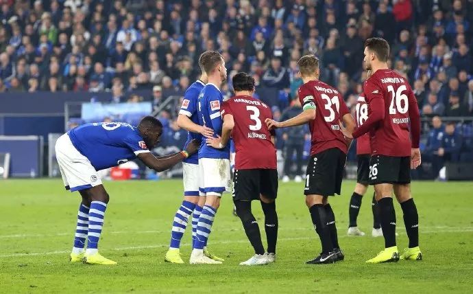  沙尔克04换帅如换刀，新帅首秀率队大胜提振士气